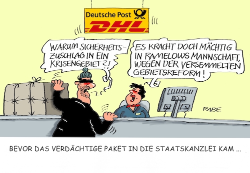 Cartoon: Verdächtige Pakete (medium) by RABE tagged gebietsreform,thüringen,innenminister,poppenhäger,rücktritt,rabe,ralf,böhme,cartoon,karikatur,pressezeichnung,farbcartoon,tagescartoon,spd,hut,scherbenhaufen,dhl,paketdienst,sprengstoff,granate,staatskanzlei,verfassungsschutz,bodo,ramelow,linke,rot,grün,gebietsreform,thüringen,innenminister,poppenhäger,rücktritt,rabe,ralf,böhme,cartoon,karikatur,pressezeichnung,farbcartoon,tagescartoon,spd,hut,scherbenhaufen,dhl,paketdienst,sprengstoff,granate,staatskanzlei,verfassungsschutz,bodo,ramelow,linke,rot,grün