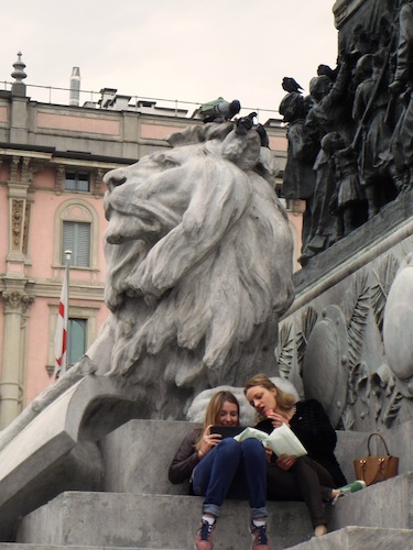 Cartoon: Euro Lion (medium) by Zlatko Iv tagged natura,kunst,neu,stern,love,sculpture,berlin,krakow,tourism,humor,satire,arte