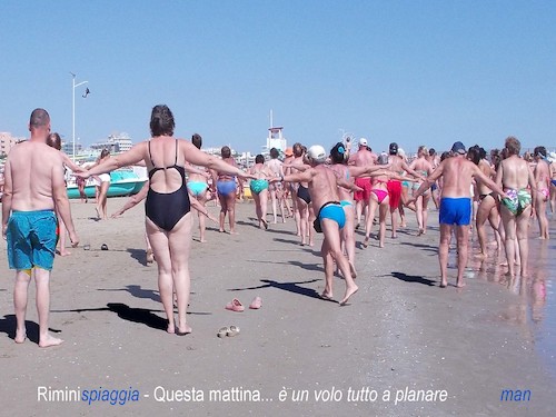 Cartoon: andando per la battigia (medium) by Enzo Maneglia Man tagged foto,fotografia,man,rimini,spiaggia,luglio