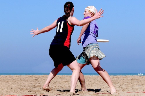 Cartoon: Frisbee a Rimini (medium) by Enzo Maneglia Man tagged foto,illustrazione,frisbee