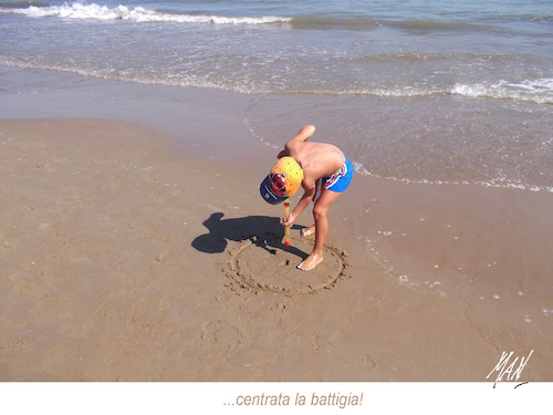 Cartoon: istanti precisi nel posto giusto (medium) by Enzo Maneglia Man tagged foto,fotografia,estate,mare,rimini,man,maneglia