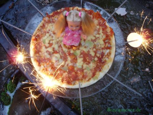 Cartoon: Pia Pizzarina (medium) by Vanessa tagged pizza,italien,urlaub,strand,sonne,sommerabend