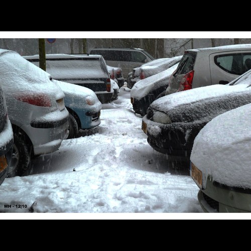 Cartoon: MH - It is Snowing! (medium) by MoArt Rotterdam tagged auto,cars,white,wit,sneeuwbui,snowing,sneeuw,snow,winter,rotterdam