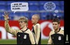 Cartoon: Torres Gerrard (small) by gamez tagged drunk,liverpool,gmz,gerrard,torres,football,beer,mier,birra