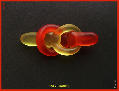 Cartoon: vereinigung (medium) by zenundsenf tagged vereinigung,gummi,schnuller,zenundsenf