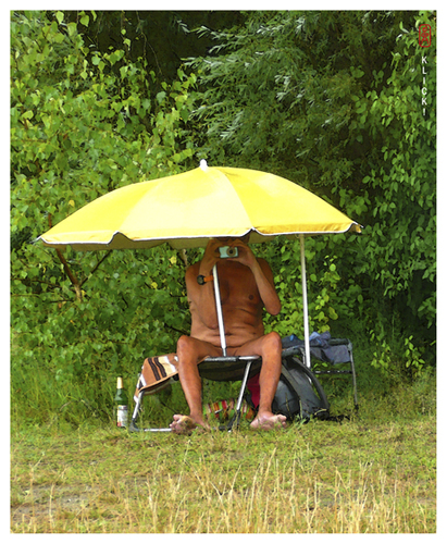 Cartoon: Klick! (medium) by edda von sinnen tagged illustration,composing,sinnen,von,edda,nsa,sommerregen,vacation,fotografieren,handy,urlaub,observation,überwachung